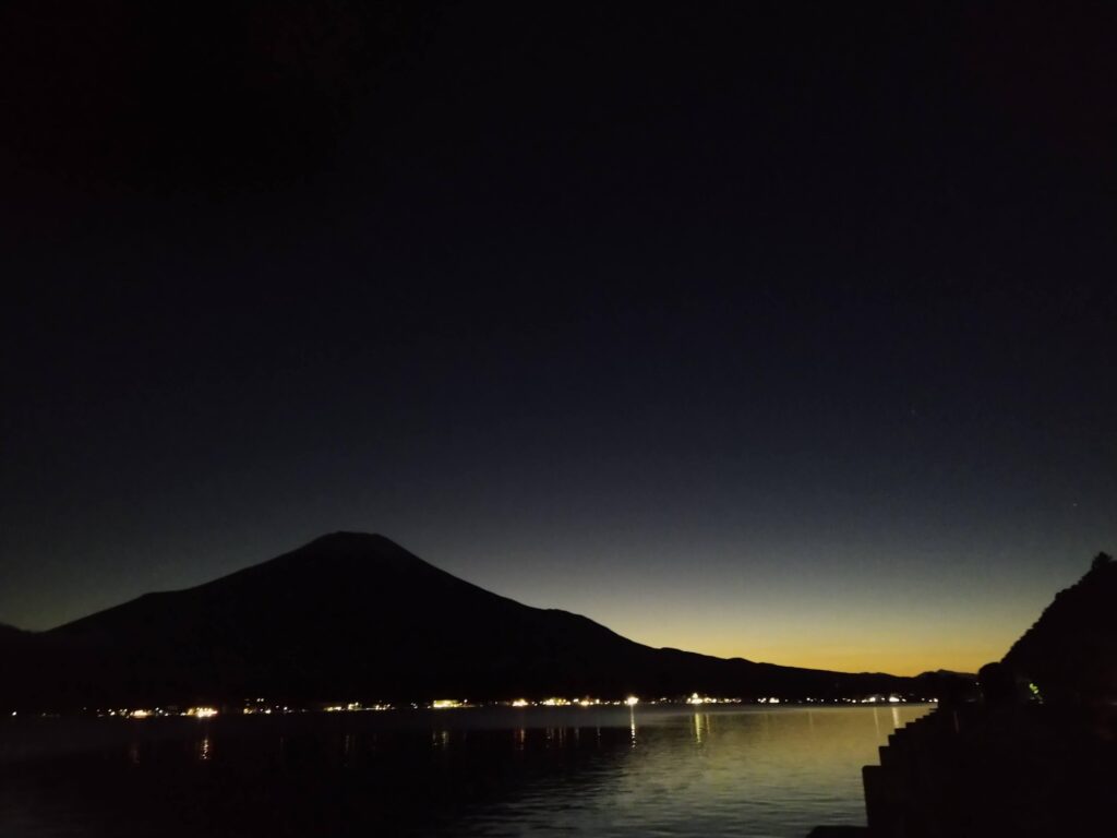 長池親水公園からの暗闇に浮かぶ富士山