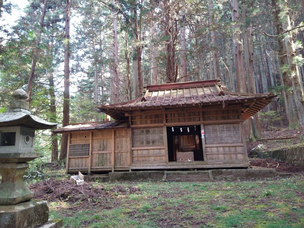 鬱蒼とした林の中にある社殿は、とても雰囲気があります。