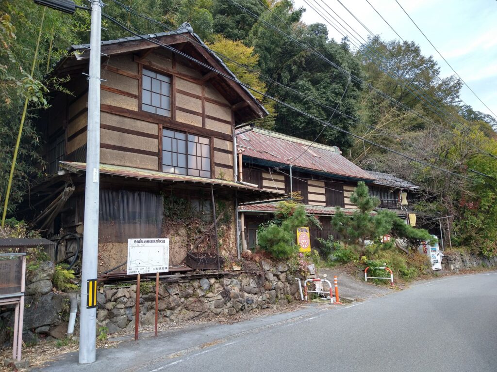 神社の近隣は、きれいな日本家屋の廃屋が多くありました。