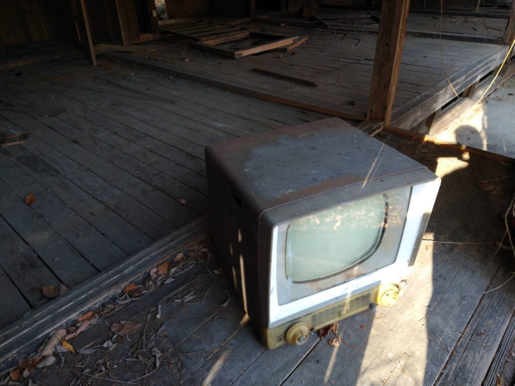 古いテレビ。多分誰かが「映える」とか言ってここに移動させたのかな。