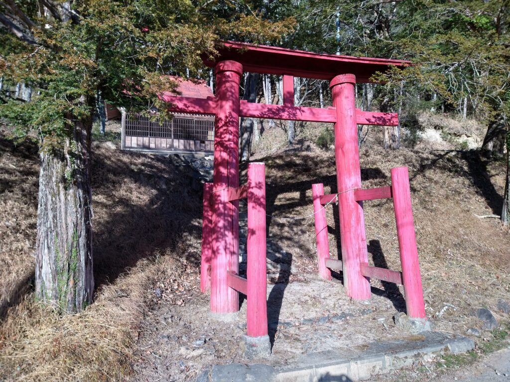 鶏冠神社の鳥居。ショッキングピンクに見える…