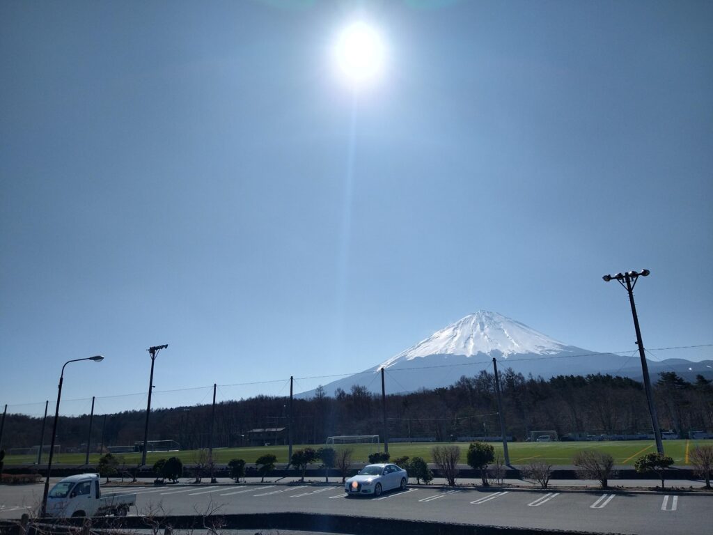 道の駅なるさわからの富士山。とてもいい天気だったけど霞が強かったです。