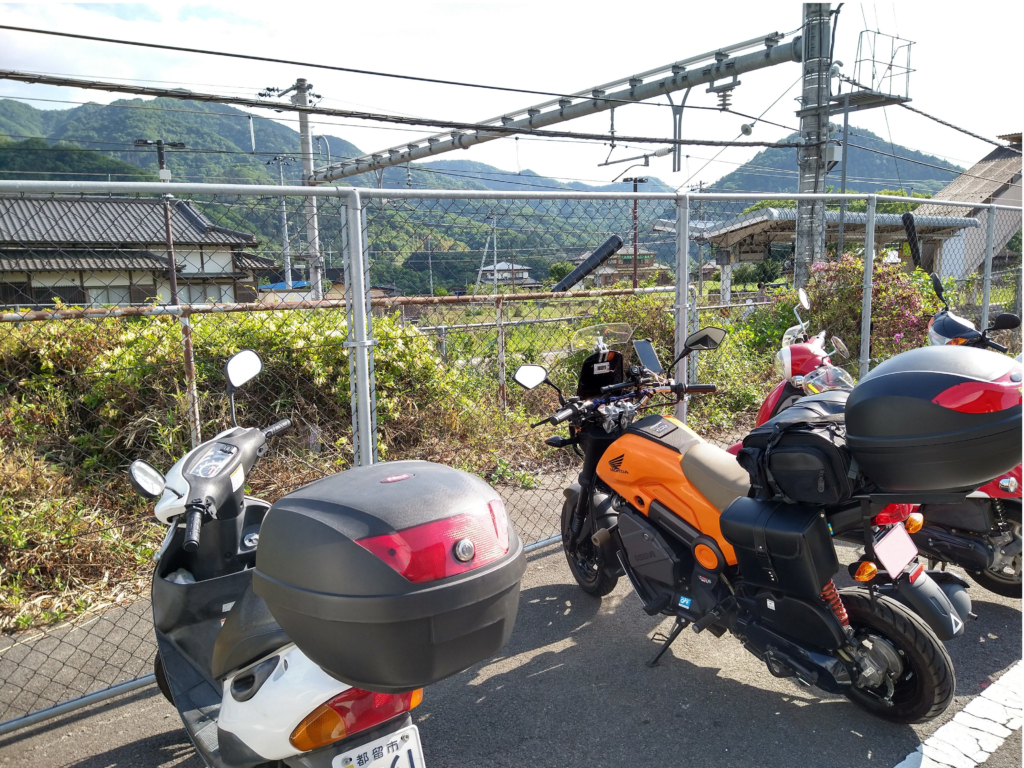 鳥沢駅の駐輪スペース。無料で止め放題。