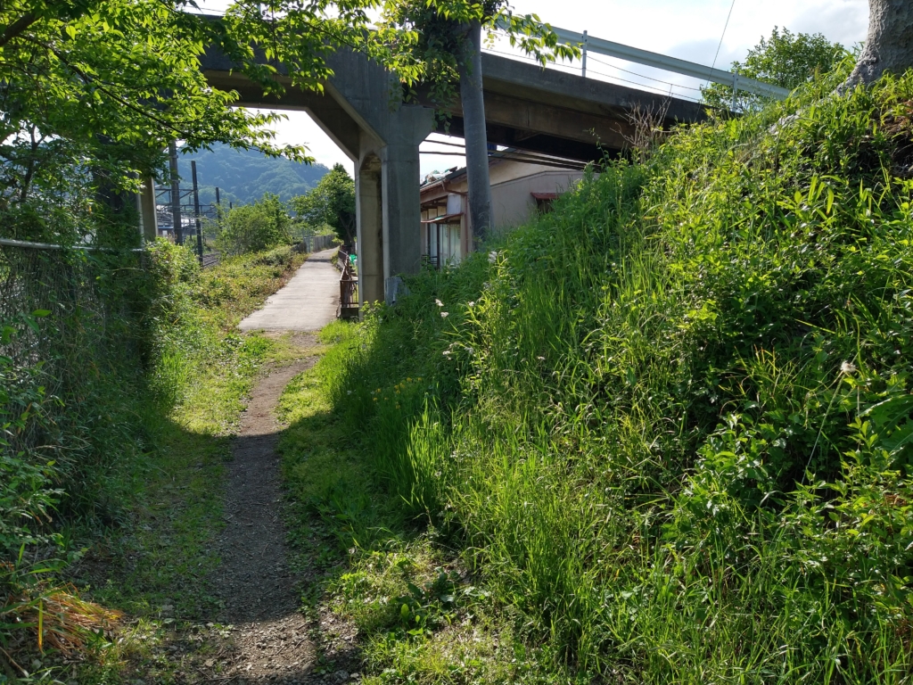 鳥沢駅から伸びる中央本線旧線跡