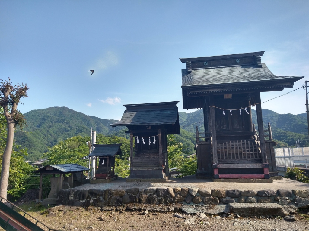 陸橋そばにあった福寿神社のお社三兄弟。燕が飛び入り。