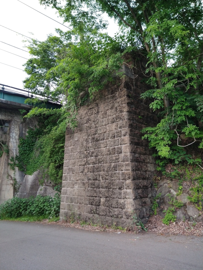 梁川駅近くで見つけた橋梁跡。