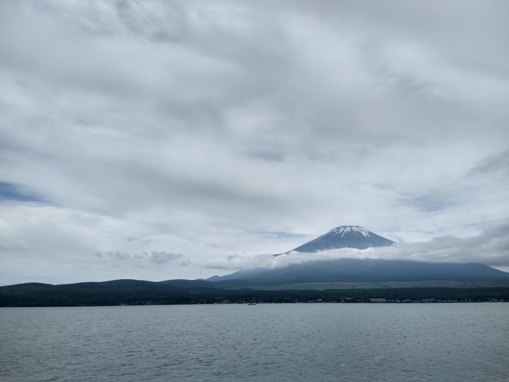 山中湖から。雲がちな天気でしたが富士山がきれいに見えました。