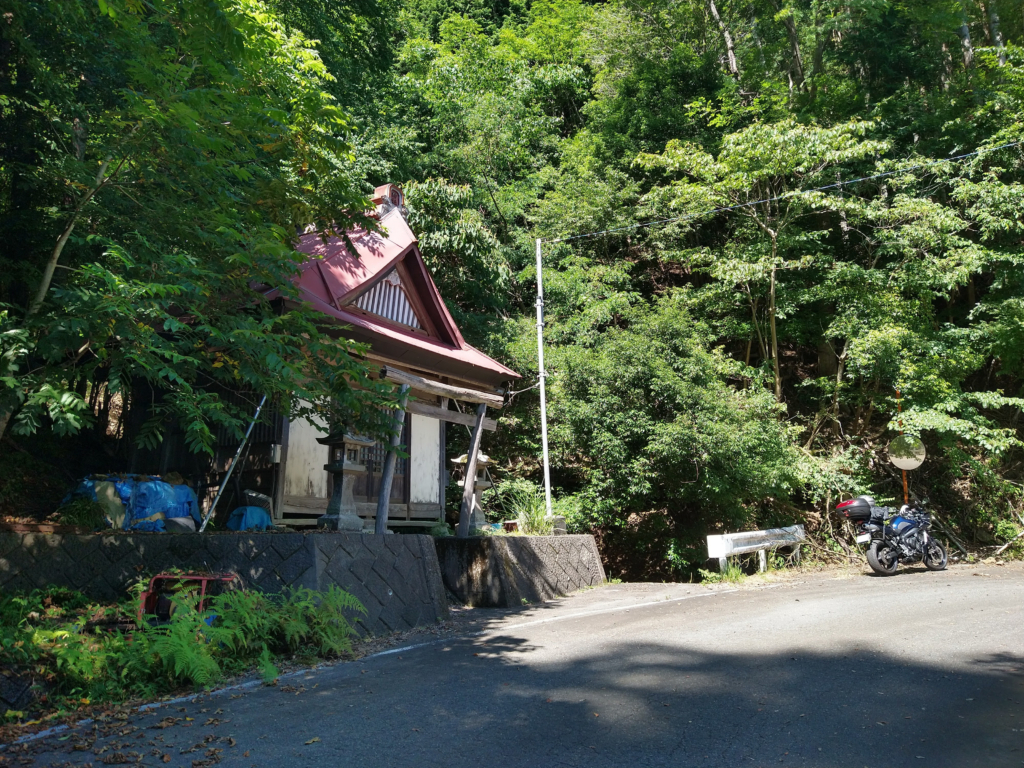 途中にあった山神社。モチロンお参り。