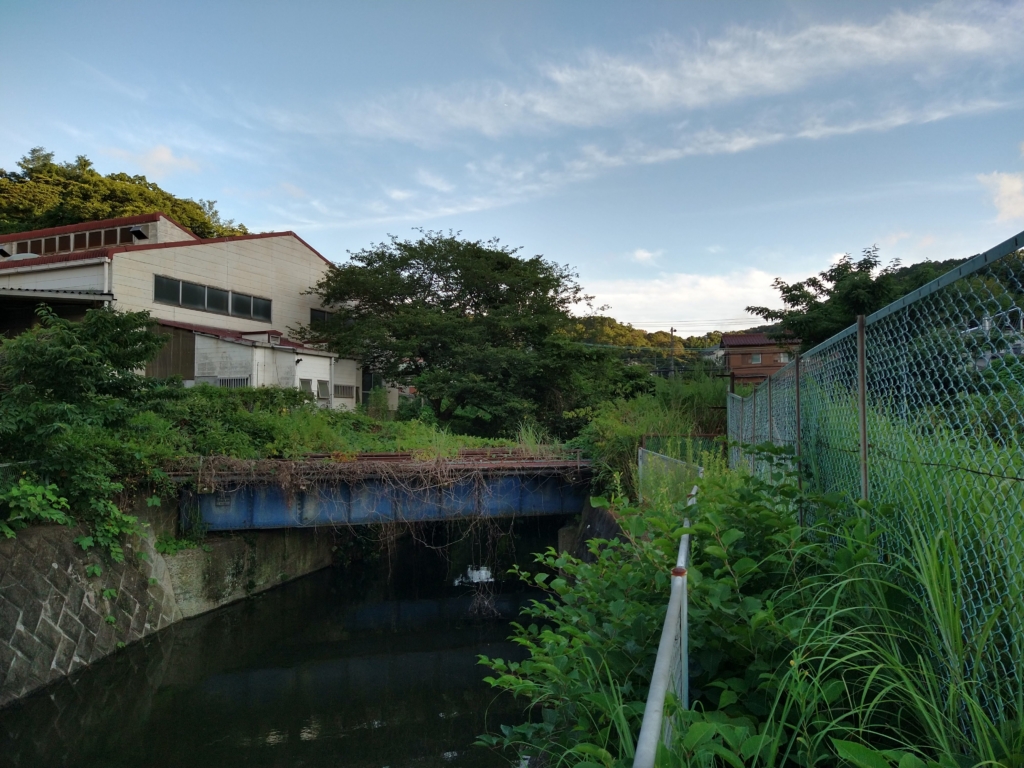 かつて相模運輸倉庫専用線／米軍田浦専用線が走っていた橋跡。