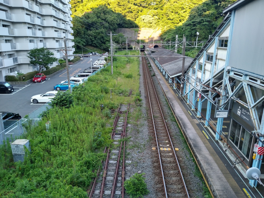 JR横須賀線 田浦駅の陸橋から。左端の線路が相模運輸倉庫専用線／米軍田浦専用線跡。