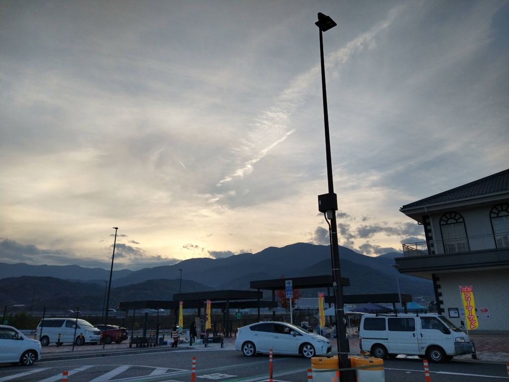 道の駅富士川。日が陰ると一気に寒く。