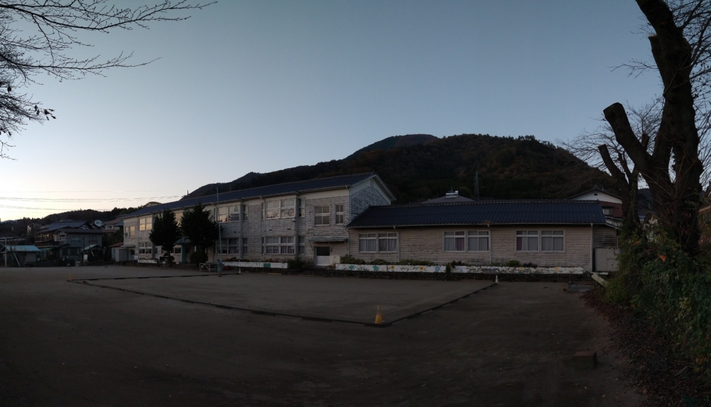 日没後の木造校舎も良いものだ。