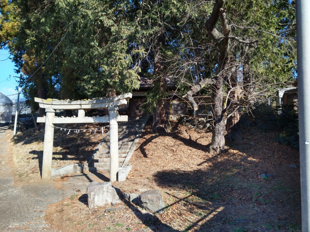天神社の鳥居と参道の石階段。畑やビニーハウスが並ぶ一角にあります。