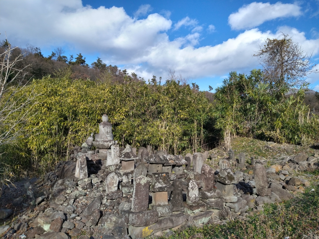 神社近くにある石仏・石柱などが集められている場所。