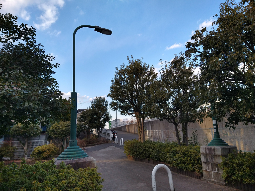 初代多摩川水道橋の街灯。同じ公園内にあります。