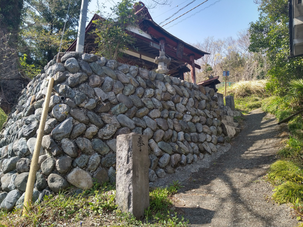 山神社。山間の集落の中にありました。