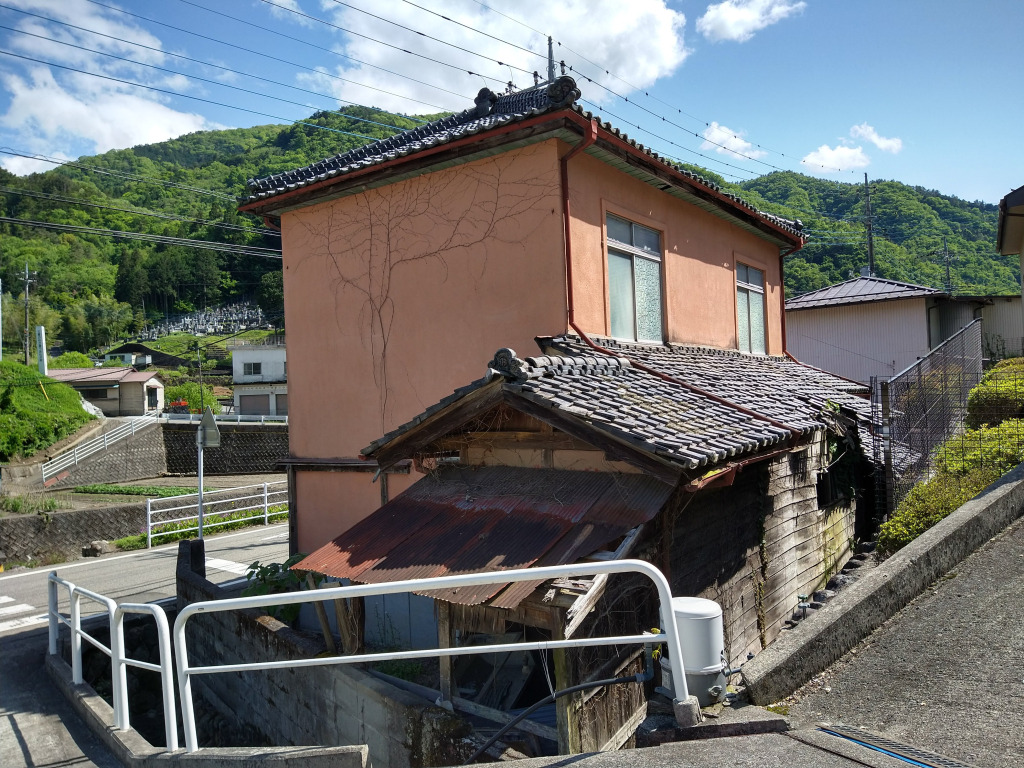 建物の裏側は、崩れかけた日本家屋様。