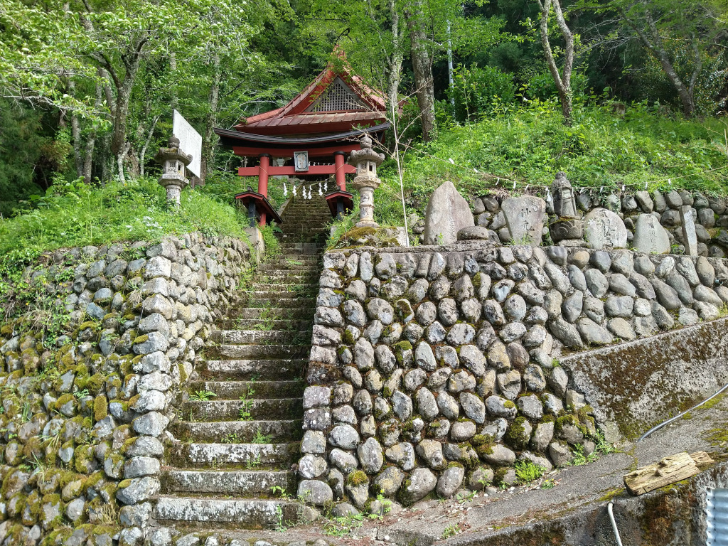諏訪神社入口。急階段と馬頭観音等の石仏群。