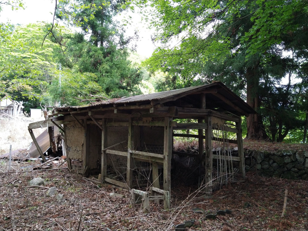諏訪社山神社の近くにあった廃屋。年代物っぽい。