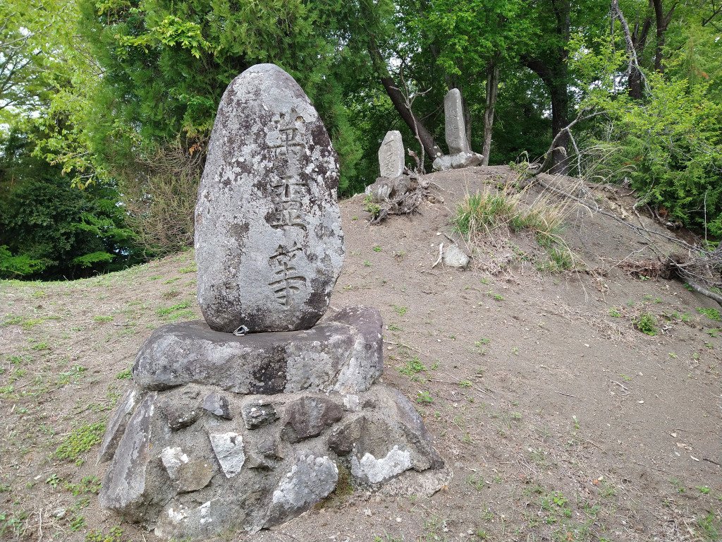 集落を抜けると石碑が3つありました。