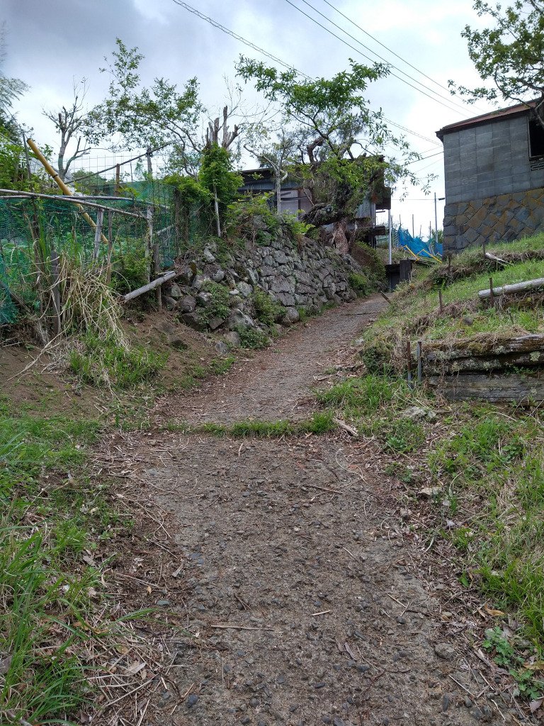 集落の入口から伸びた小道を登っていきます。