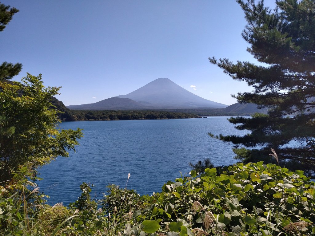 本栖湖越しの富士山。