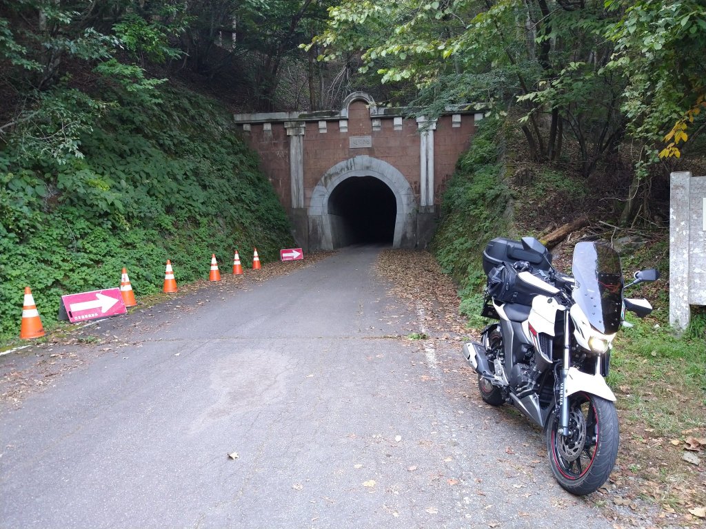 笹子隧道。なんかちょっと雰囲気が不気味で怖いんですけど。