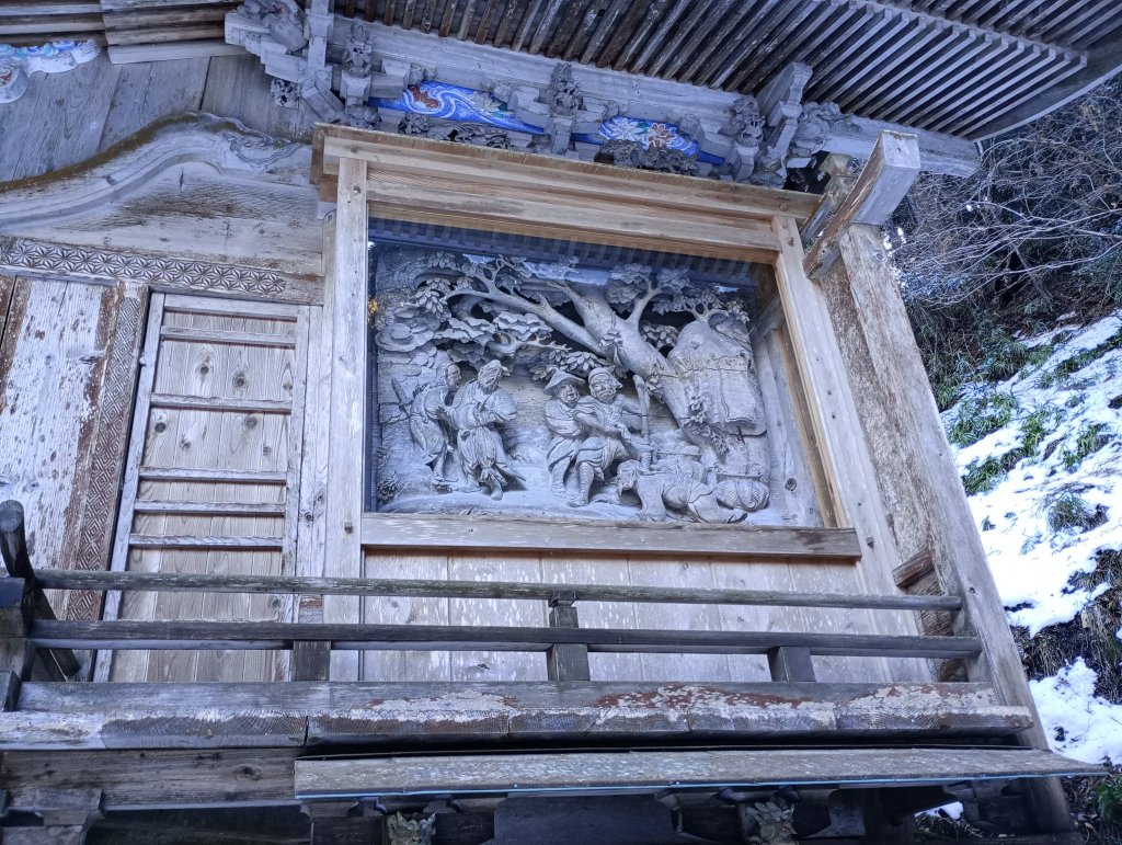 社殿の横壁に掘られている見事な彫刻！ガラスで保護されていました。