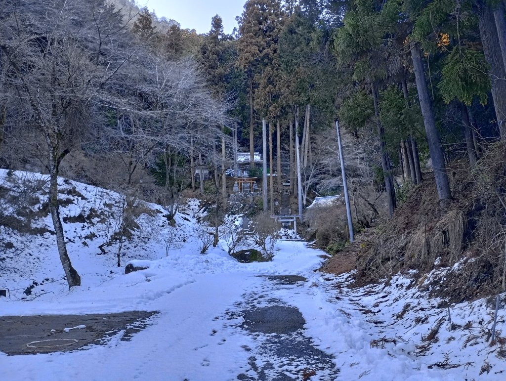 雪の中に佇む神社はきれいですねー。