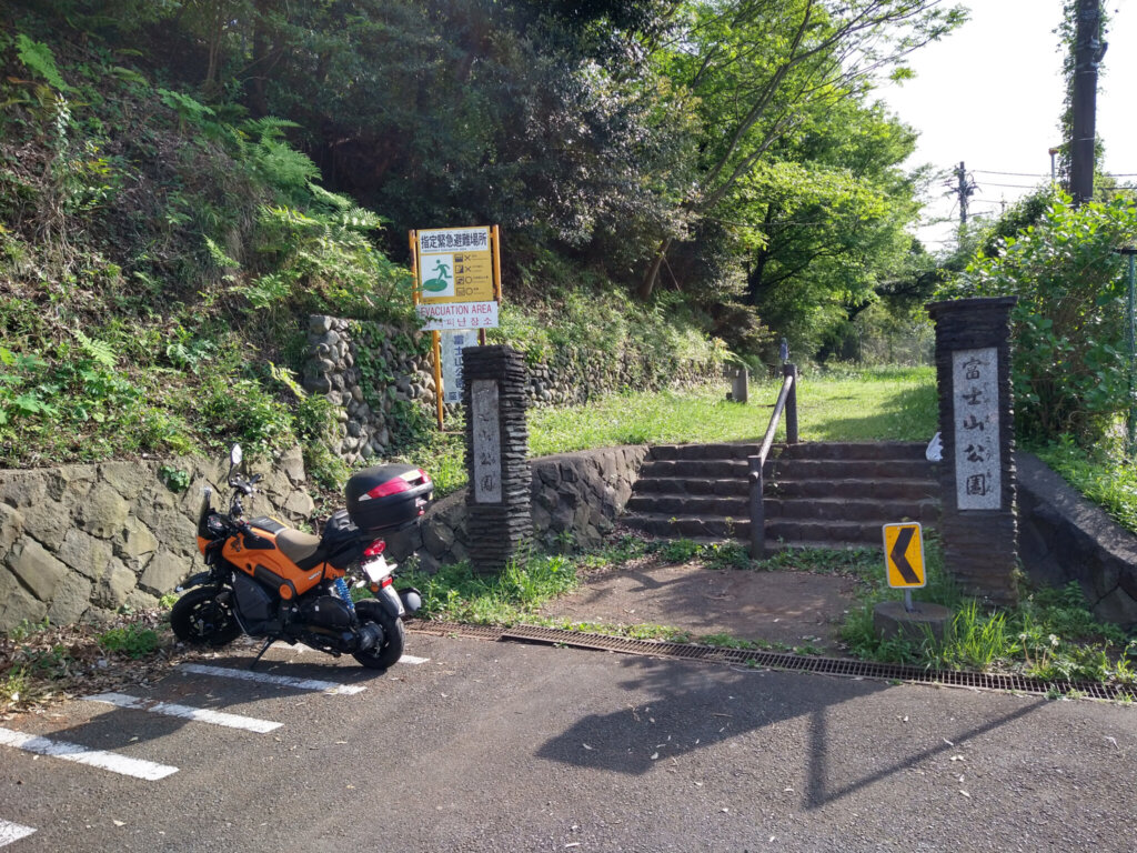 富士山公園の入口には駐輪スペースが有りました。