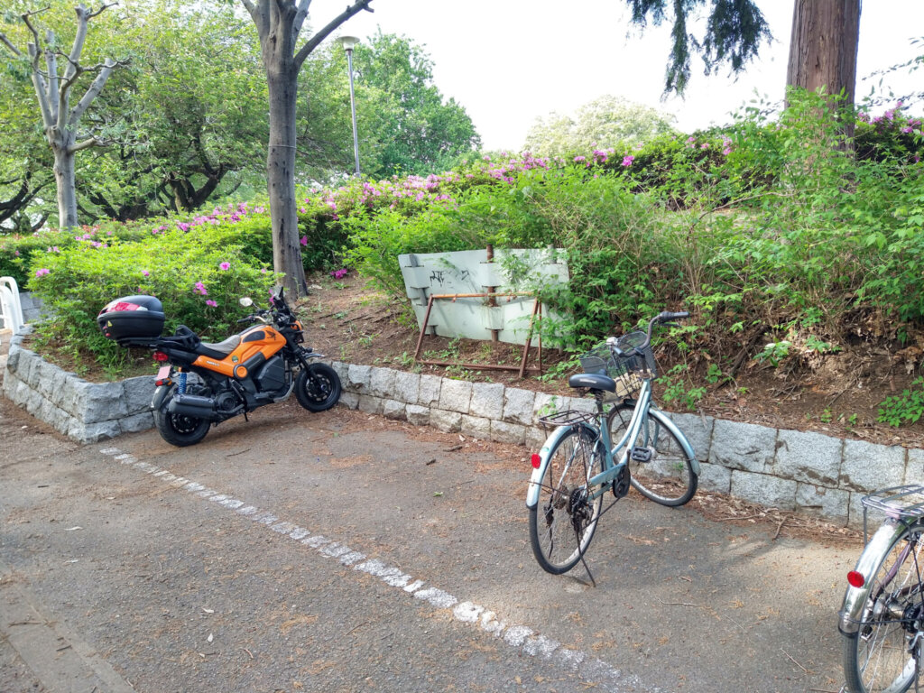 芹沢公園の駐輪スペース。自転車と変わらないナビの小ささ！