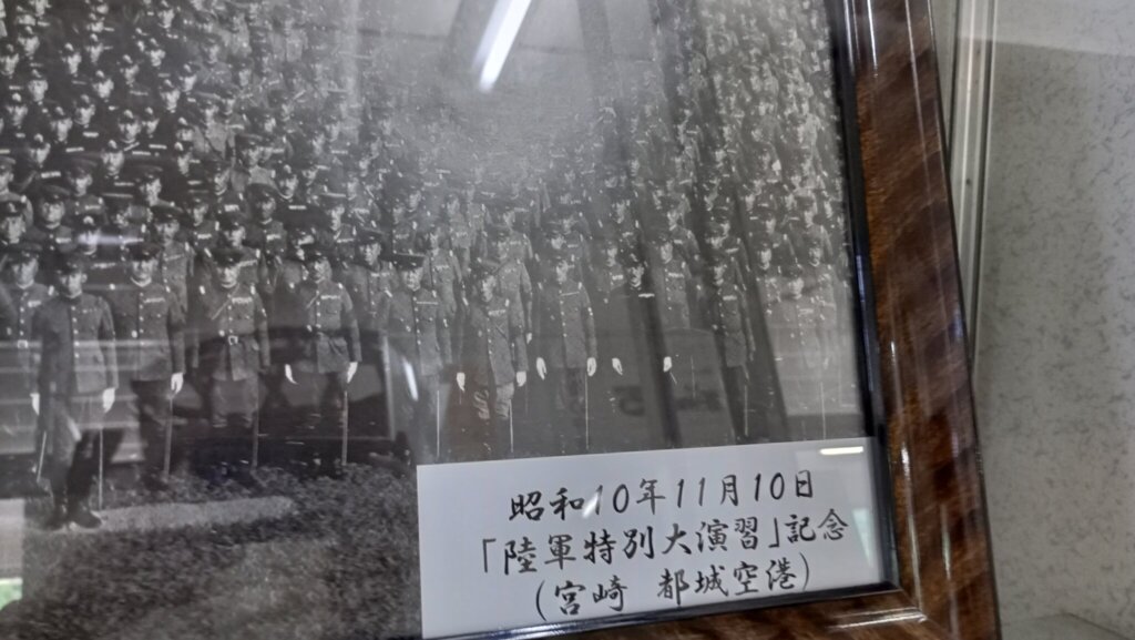 宮崎県都城空港で行われた陸軍特別大演習での記念撮影も展示されていました。