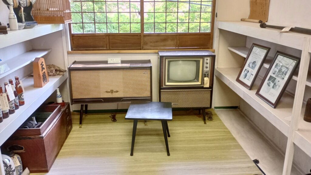 テレビやらラジオやら。家具調になるよりもう一つ前の世代的な感じで、素直に欲しい！